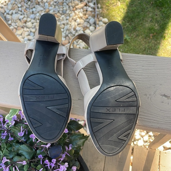 Life Stride Soft Systems high heels sandals. Size 7.5. Beige/ neutral. - Picture 4 of 7